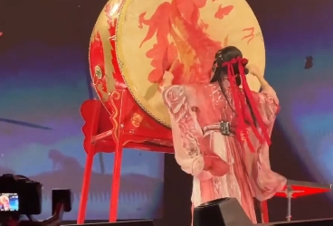 黄霄雲这打鼓舞台真的戳我！红裙一穿氛围感拉满，看着柔柔弱弱的，结果鼓槌一落直接帅