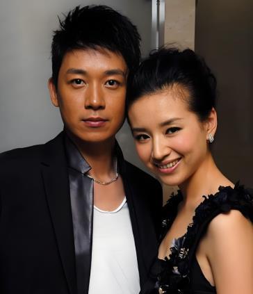 #董洁潘粤明儿子基因彩票# 有网友盛赞董洁潘粤明的儿子顶顶，称其完美继承了父母基