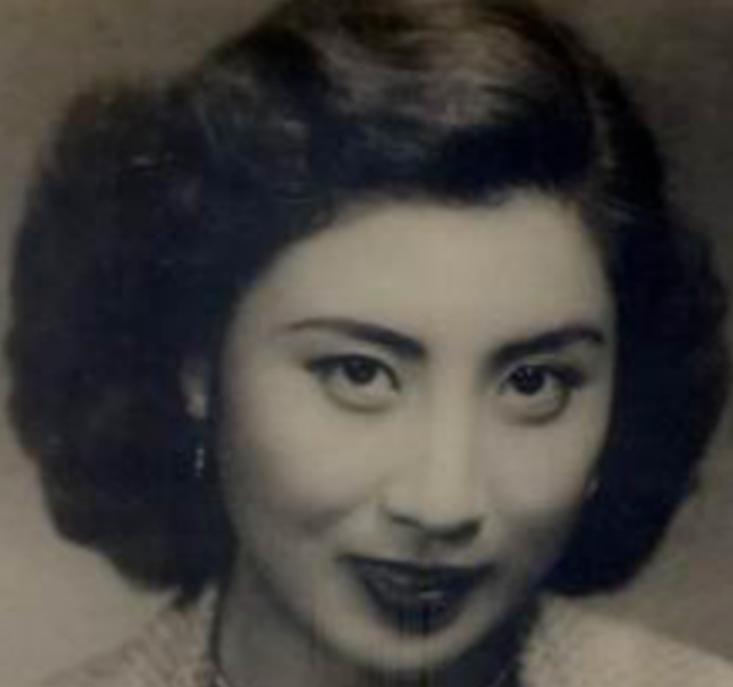 1935年，张灵甫回家对妻子说：“我想吃饺子！”妻子听完，就要去包饺子，谁知这时