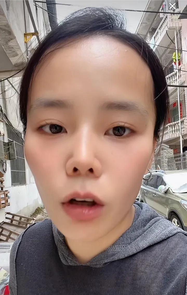 熊磊今天下午直播，解释了，今天早上的视频：
那是景德镇的日落，是在屋里头和我妹妹