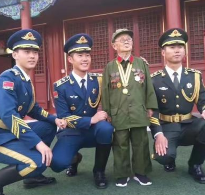 1939年，一个小男孩对一位日军军官礼貌鞠躬。日军军官摸了摸他的头，擦肩而过时小