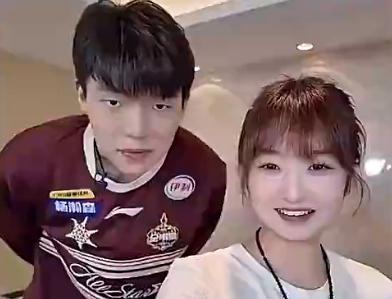 杨翰森女友很漂亮，成为大名人后，杨翰森的女友也浮出水面，看五官长的非常精致，也难