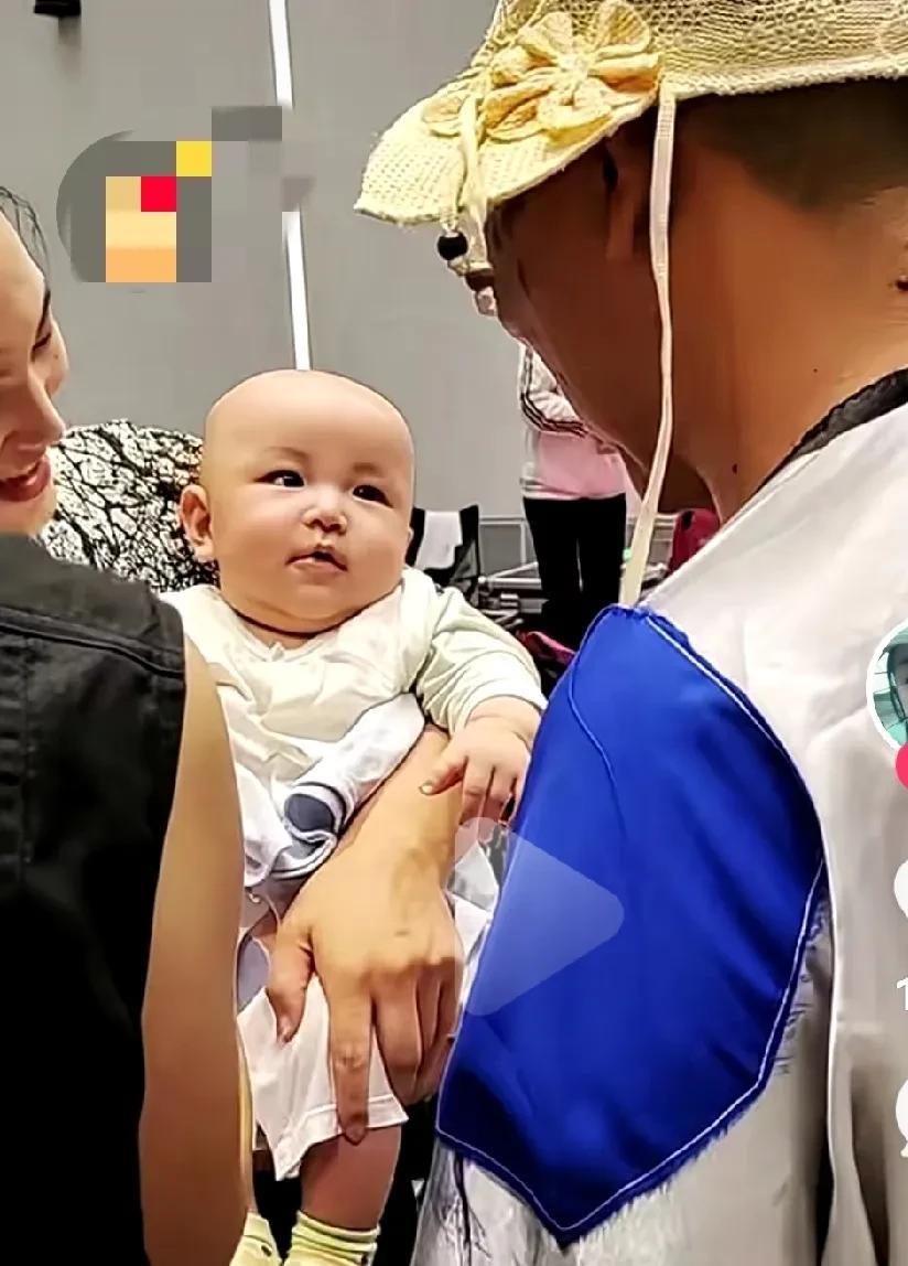 安万的小潼关太可爱了！血浓于水的缘故吧，一般小孩子看到化妆怪异的面孔，都会被吓哭