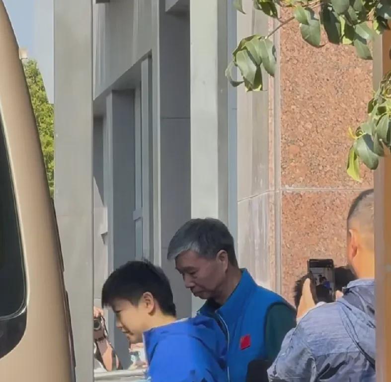 小丽和小明前往魔都参与喜宴庆典，
两人乘坐同一辆汽车，
只是先后登车而已，
