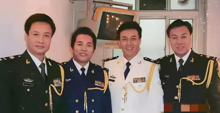 四位赫赫有名的男高音歌唱家年轻时的照片，左一是阎维文，左二是哪一位歌唱家？瞅了半