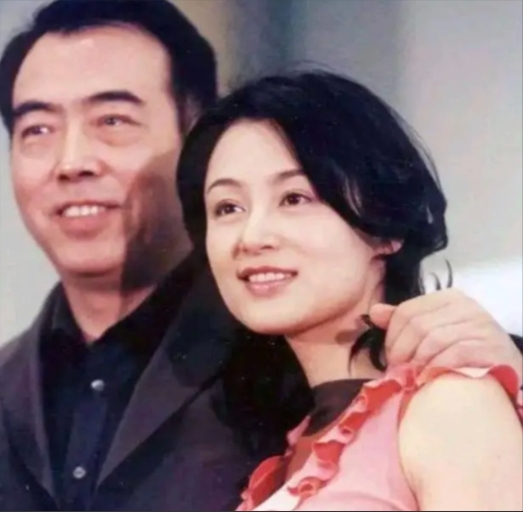 2000年，陈凯歌带陈红去澳大利亚玩，在逛奢侈品店时，店员十分惊讶地对陈凯歌说：