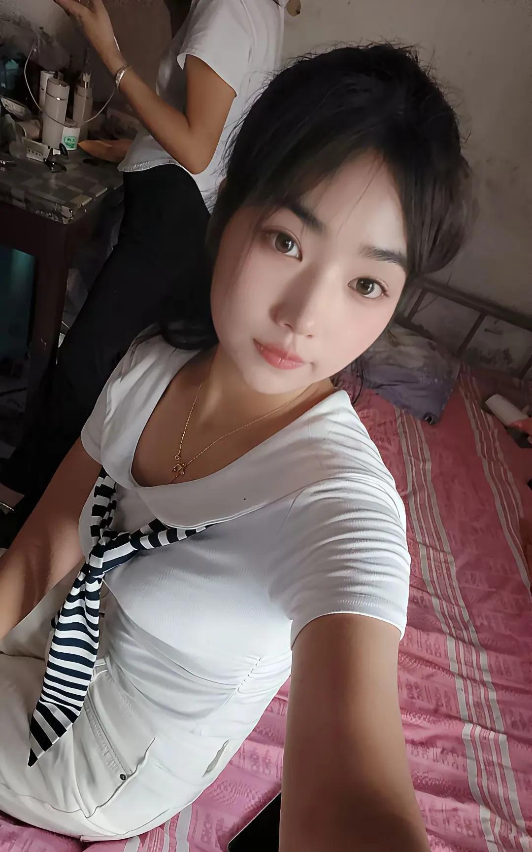 我闺蜜是一名村干部
她说下班了坐在床上拍了个照片
真不想动了
今天在山上跑上跑下