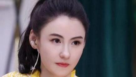 张柏芝罕见晒三胎儿子近照，7岁小王子新加坡游玩超酷，机场比剪刀手太萌