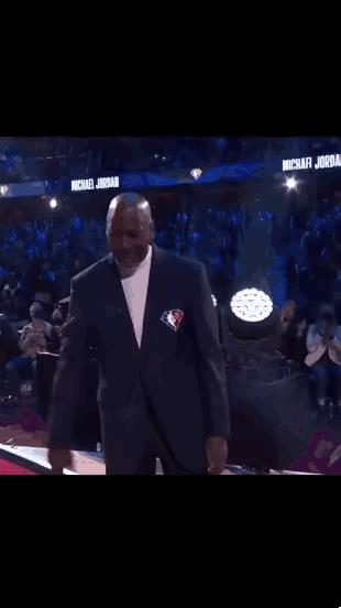 乔丹：既然大家都这么谦虚，不肯往中间那个平台上去，那我就勉为其难，上去站一会儿。