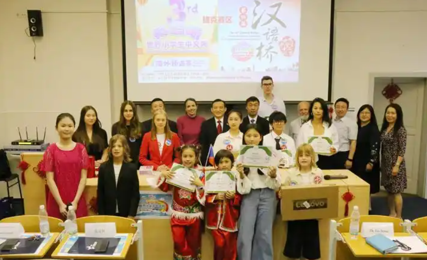 补贴停了，捷克留学生连夜打包行李

9月起，捷克学生在中国不再领一分钱。

这可