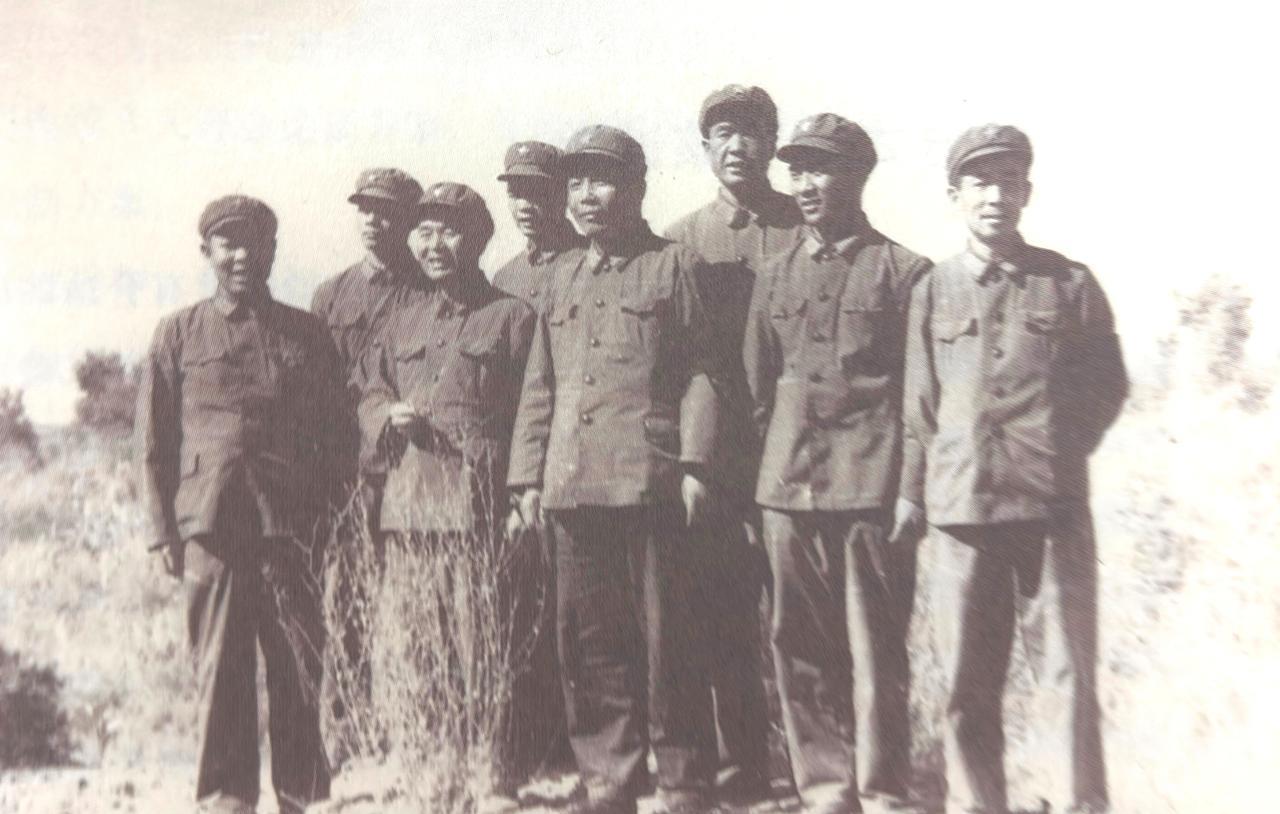 60年代程开甲（左三）与丁浩然（右一）等勘选平洞试验场址
