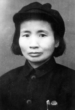 	1932年，地下党钱瑛撤退时不幸被捕。她为了不暴露身份，借口肚子疼要去上厕所，