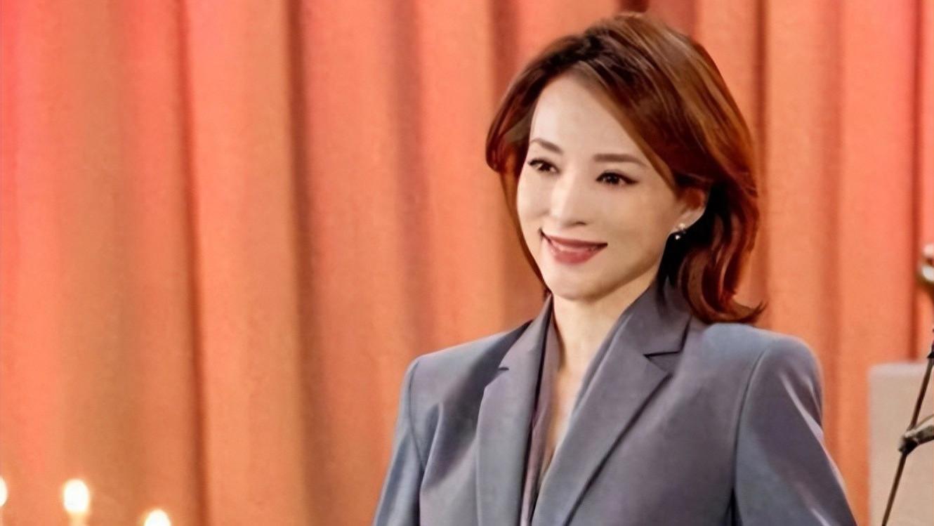 51岁董卿近况曝光，儿子回国读书，丈夫生意破产，婚姻成谜惹猜测
