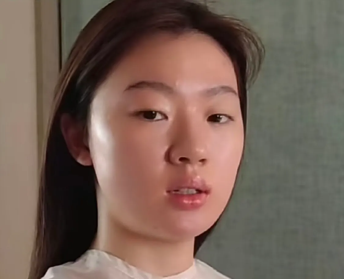 看到素颜的单依纯，才明白娱乐圈的伪装有多深
素颜的单依纯好普通啊，平时都是化着浓