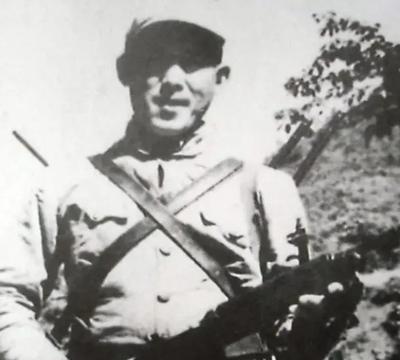 1951年，志愿军排长被13名美军围住了。他咳得厉害，嘴角都是血，美军还嘲笑他。