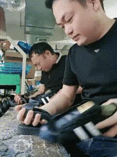 鞋厂这活
一般女的都干不了吧[吃瓜群众]