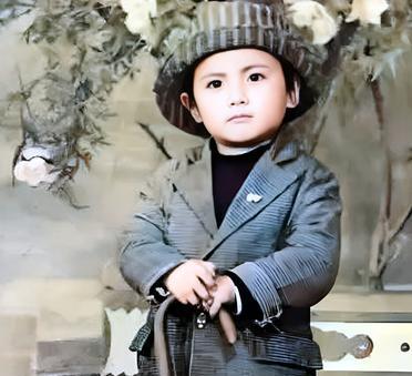 这个穿戴整齐，拄着拐杖的帅气小男孩正是后来大红大紫的笑星沈腾。这一年，小沈腾只有