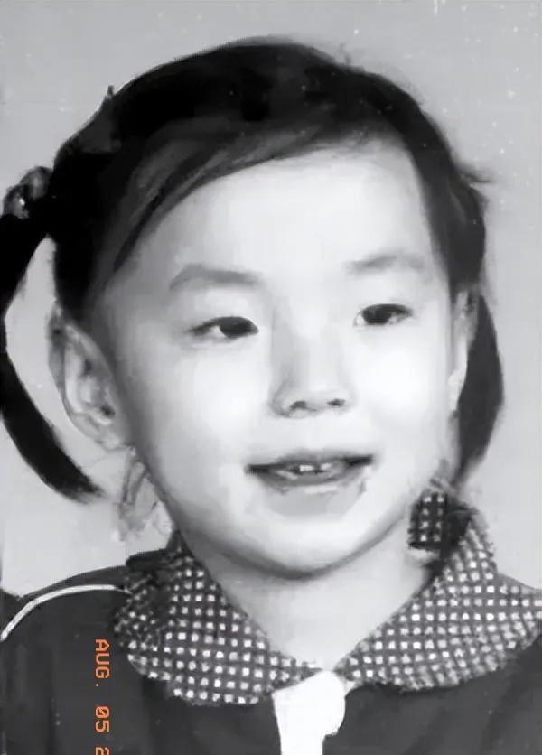 乒乓球奥运冠军张怡宁
中图：张怡宁与女儿的亲情合影，小姑娘已经13周岁了。
右图