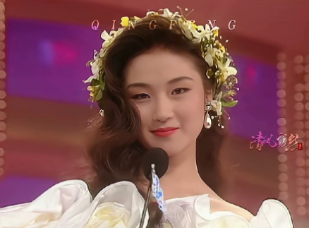 年轻的万绮雯单眼皮确实美得独具特色。1989年，19岁的她凭借独特气质和1米71