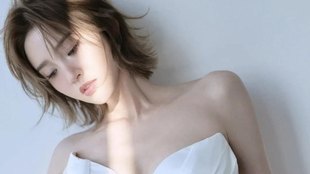 唐艺昕：天花板上的女人！