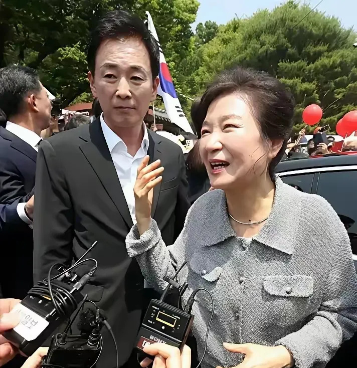 朴槿惠政治赌输了





---





朴槿惠彻底完了！她把最后一点政治本