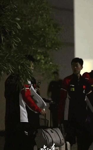 王楚钦赛后非常认真的收好球拍，离开场馆的时候跟外国父子合影。
每次看他整理球拍的