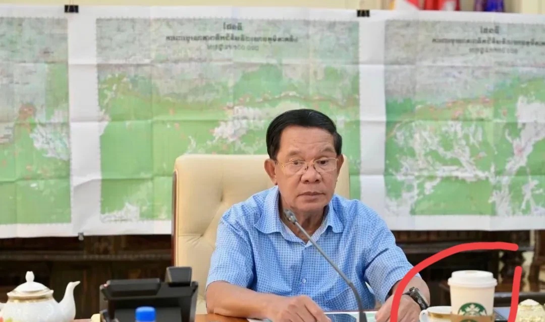 洪森一点都不慌张，在和柬埔寨高层开会的时候还能有心思点“外卖”。



这个外卖