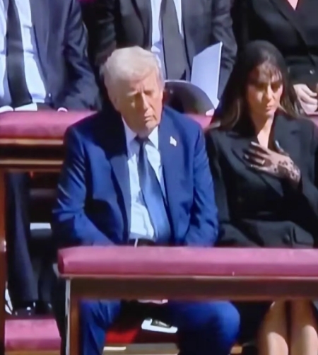 美国总统特朗普已经连老体迈，这时候美国在相应的公共场合中已经表露示出特朗普身体正