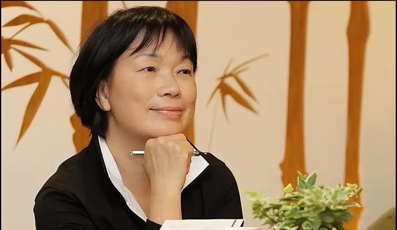 #没有大国崛起何来小民尊严吗#她说：“不要大国崛起，只要小民尊严”。
笔者认为这