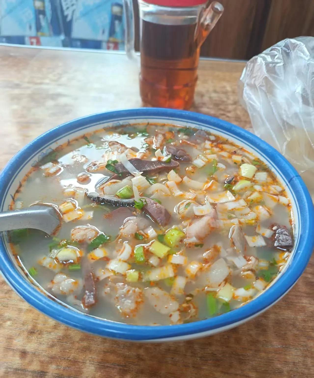 烟台 15 元一碗的羊杂汤，感觉这个价格中规中矩，还可以接受！
但是主食还得自己