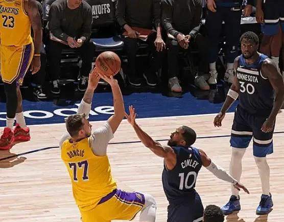 森林狼以（2）116-104（1）战胜湖人。
湖人最后还剩4分37秒时追至103
