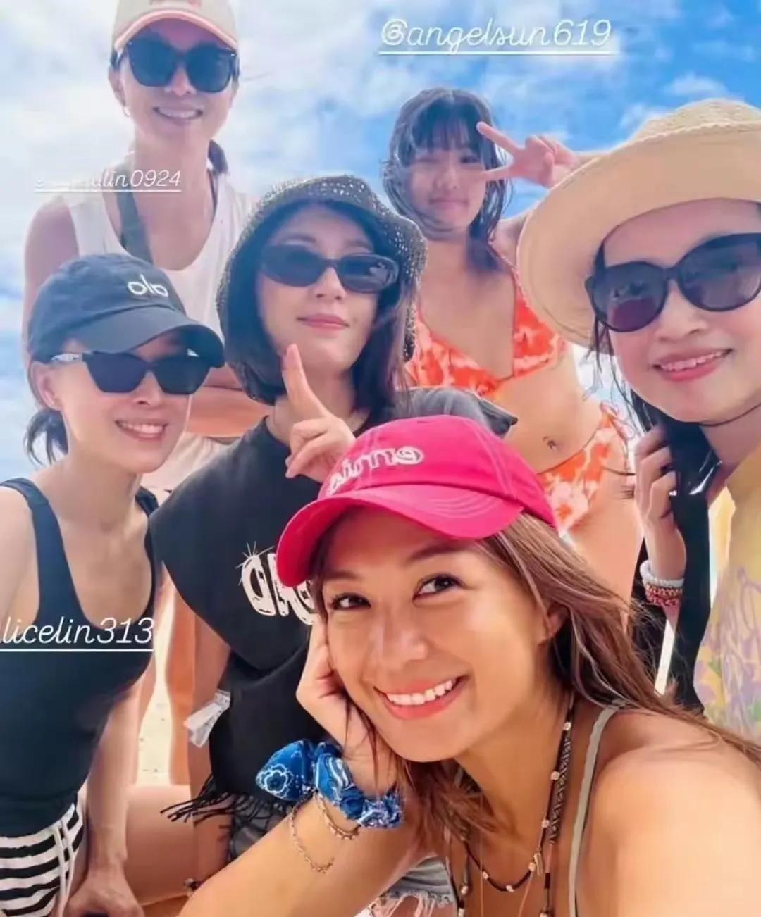 贾静雯携三位女儿共同度假，10岁的咘咘身高已接近160厘米，而梧桐妹搂着妈妈的模