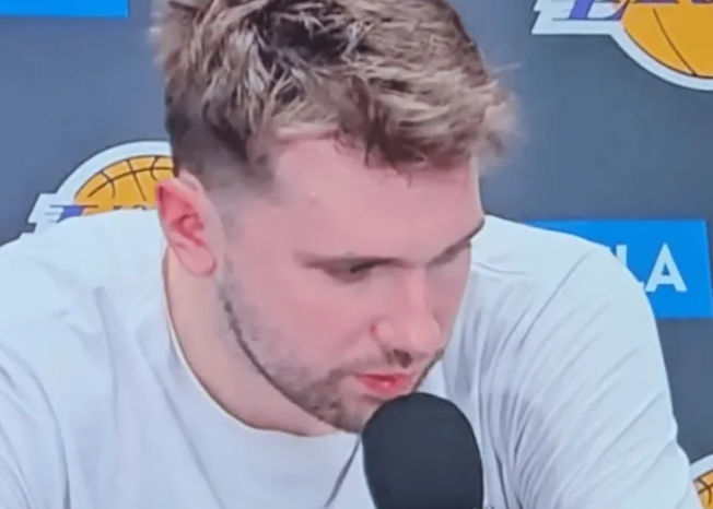 昨日NBA常规赛，湖人133-121战胜鹈鹕。
本场比赛，湖人球员德安德烈-艾顿