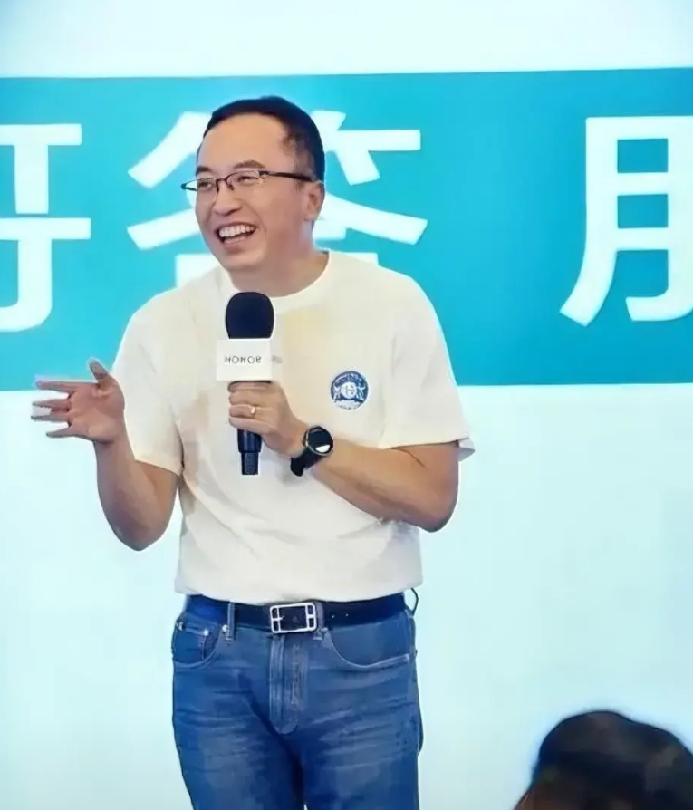 好几个老友都在说赵日月先生很可能本月即将“回归”，但可能不再聚焦手机业务了。如果
