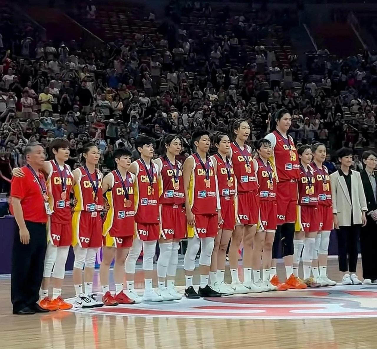 谁懂啊，此时此刻中国女篮姑娘们的眼泪，是多么的无奈，多么的不甘？有人放弃国外俱乐