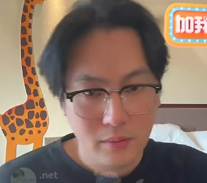 湾湾博主怒斥粉丝引战











什么情况？湾湾博主直播怒怼粉丝！简直