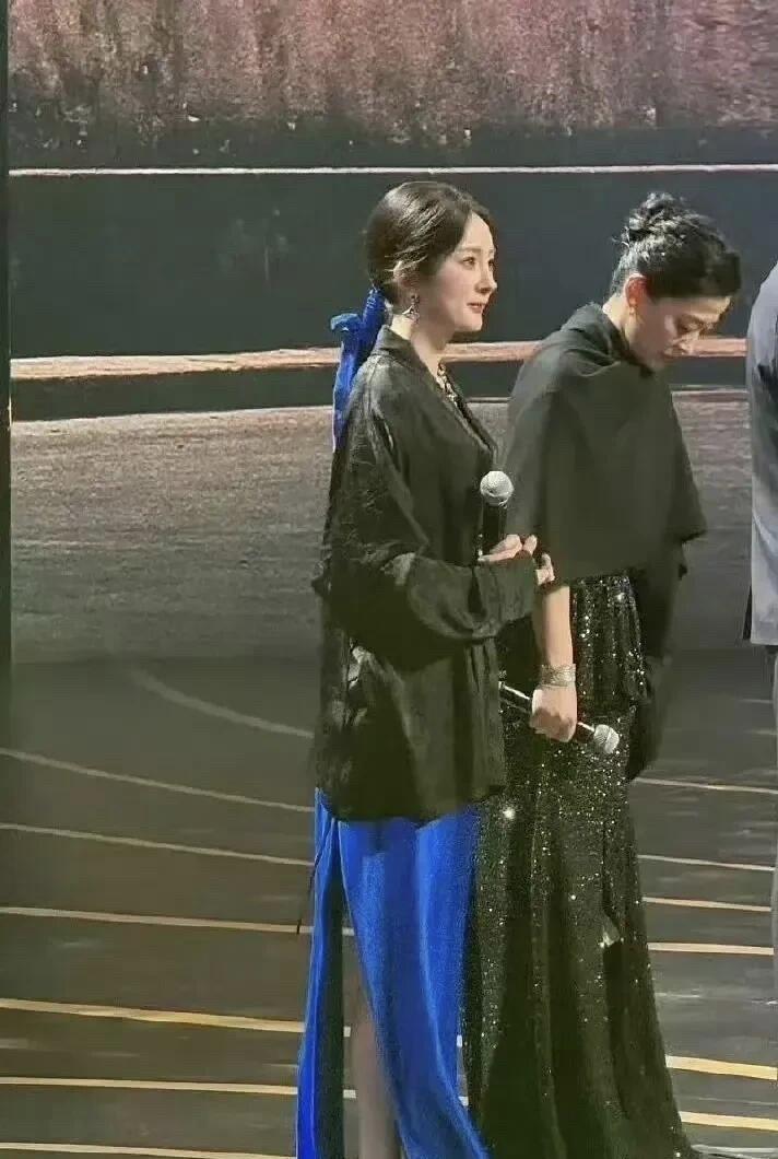 杨幂是不是忘记换鞋了，同梅婷一起参加活动，梅婷看起来那么优雅，而杨幂就这样简简单