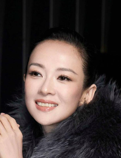 今天最不开心的应该是章子怡吧
她没有的待遇，全给了宋佳
第一次宋佳《萧红》打败章