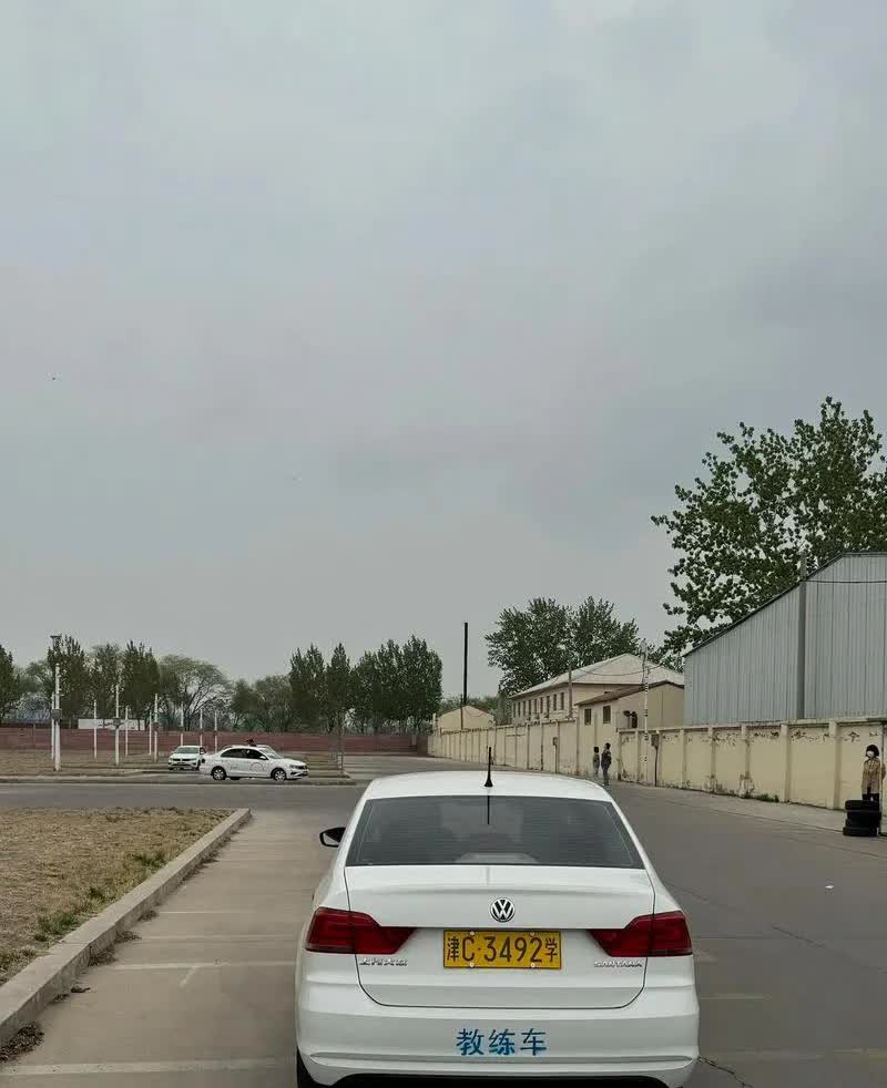看到一篇报道，石家庄有一考生在驾照科目一考试中作弊，14分钟就答完100多道题，