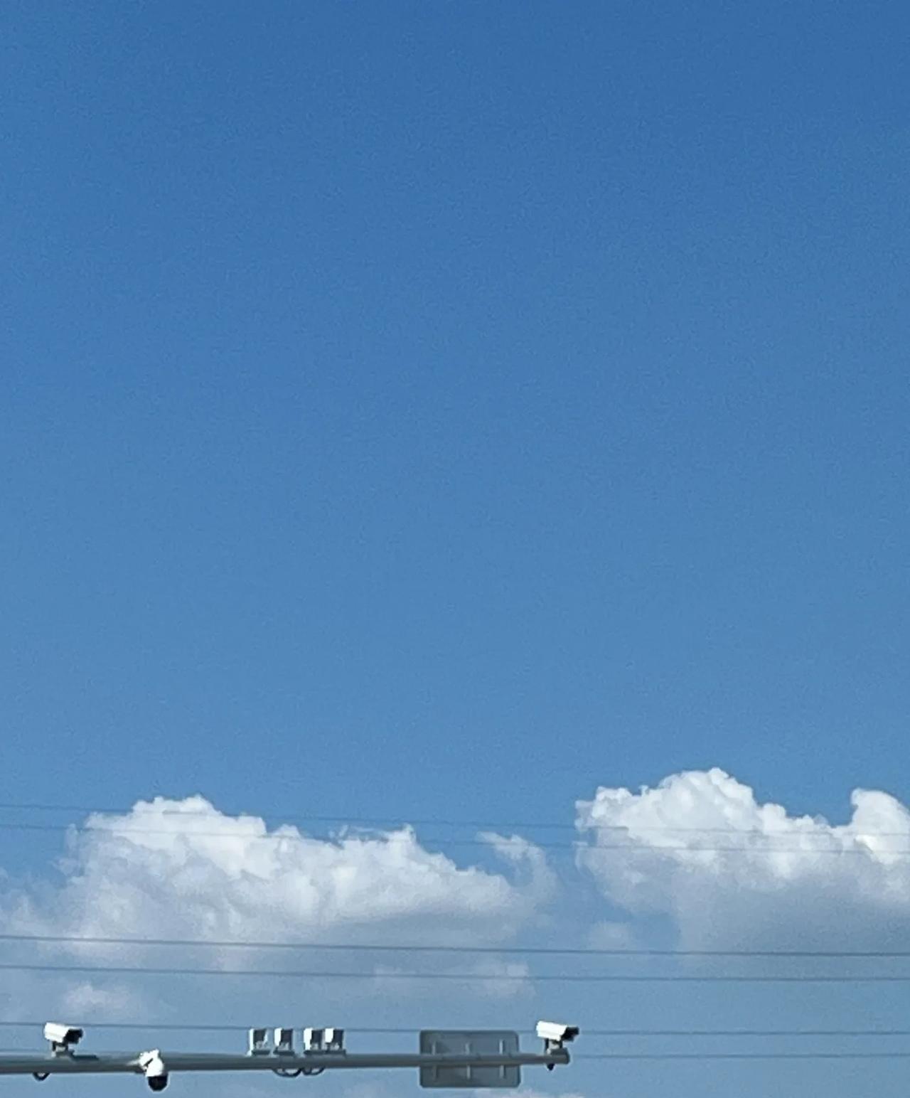#分享一张有关天空的照片#澄澈蓝天如洗，几朵蓬松的白云悠然飘浮，似棉絮般轻盈。下