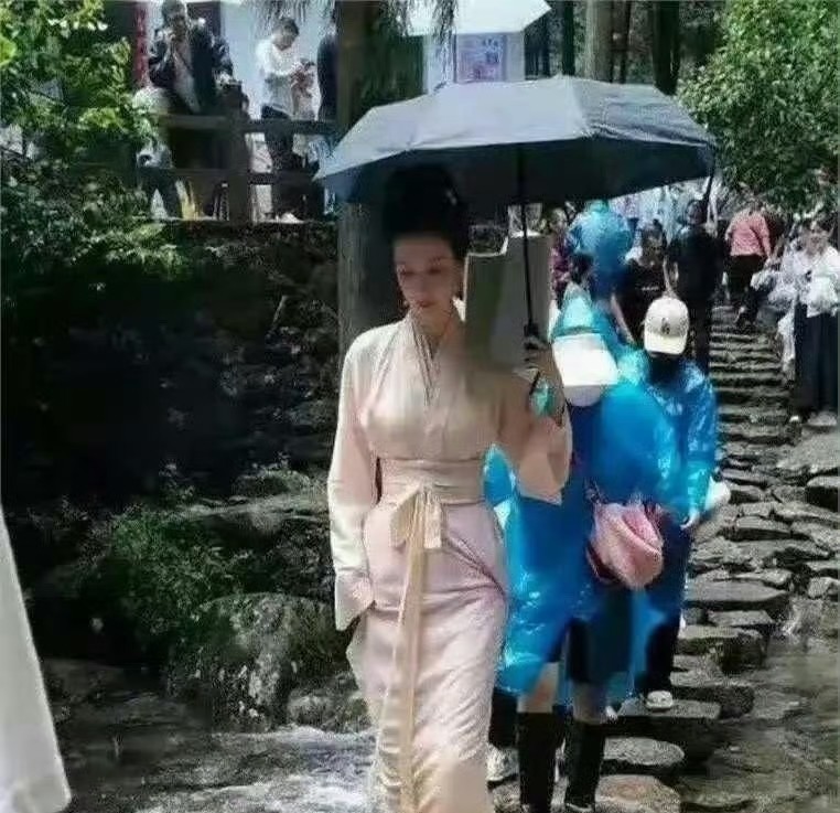 哇，这是王楚然啊！真没想到她是梨形身材