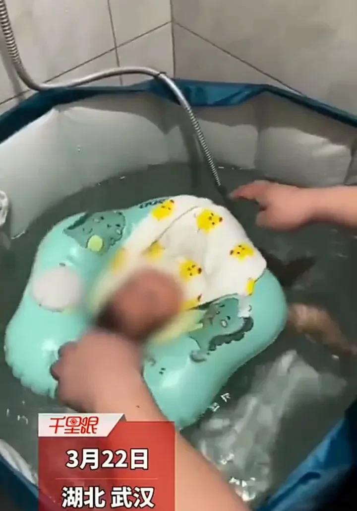带娃必须打起十二分精神！3月22日，湖北武汉一位爸爸带着宝宝游泳，给宝宝戴上套脖