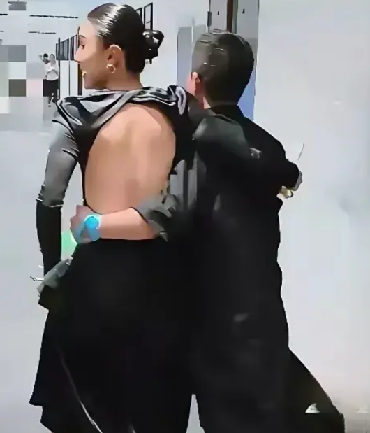 宋佳获奖了，这本来是件高兴的事情，可是领奖的时候看着和他的男朋友俩人穿着拖鞋，而