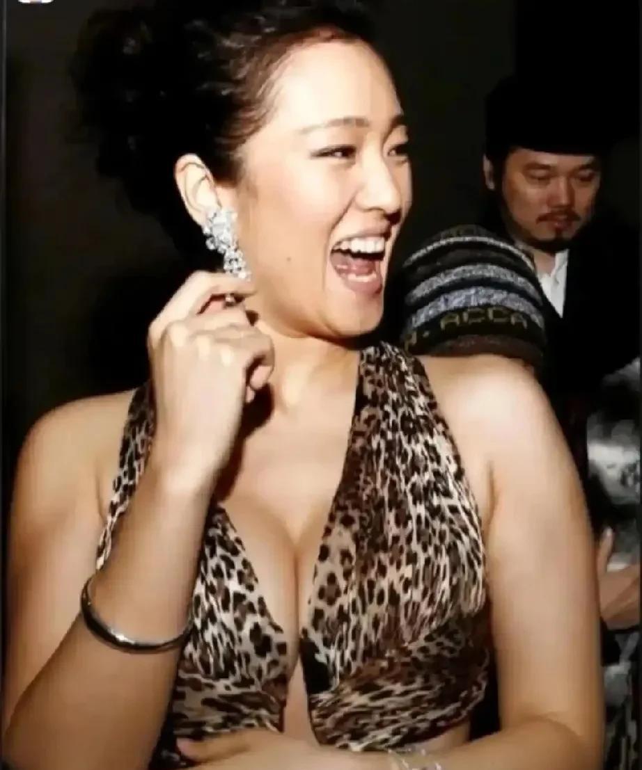 巩俐的豹纹装充满野性美，巩俐五十多岁拍摄的这组豹纹装野性十足，年龄大了的巩俐依着