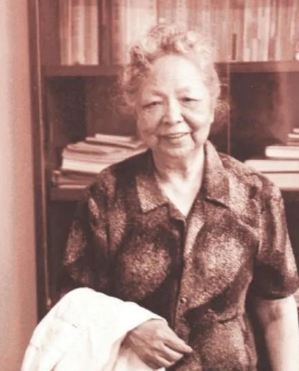 1957年，中国一女子过美国海关时，行李箱中的全部积蓄被工作人员私吞，奇怪的是，