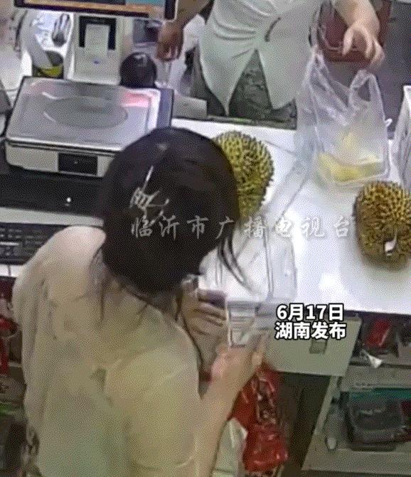 湖南，一大妈带着两个孩子去买榴莲，但这期间大妈挑了一盒剥好的榴莲，并让两个孩子一