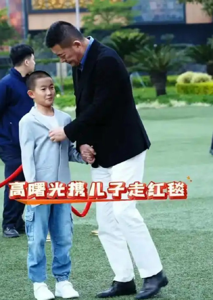 61岁高曙光亮相澳门，二婚老婆罕见现身，两人定居上海住5层别墅，10岁儿子颜值像