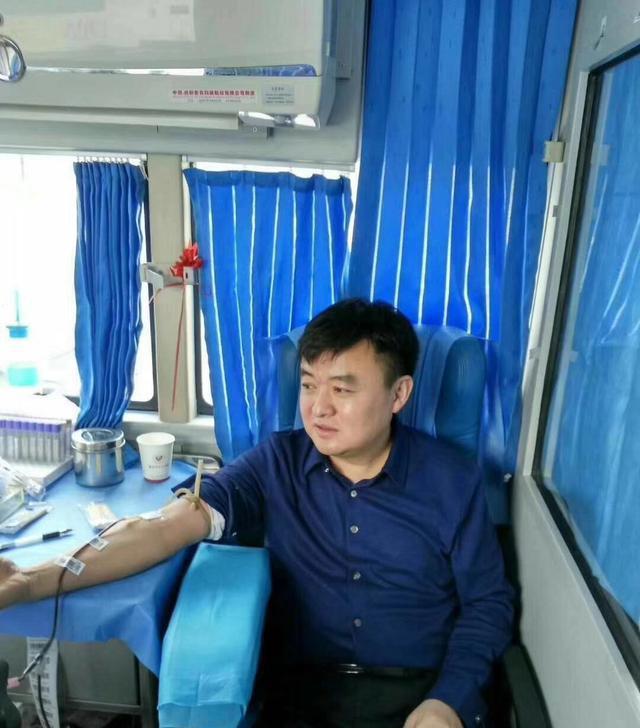 这是时任南乐县委书记的孙栋带头无偿献血的照片，他为了带动广大干部积极参与无偿献血