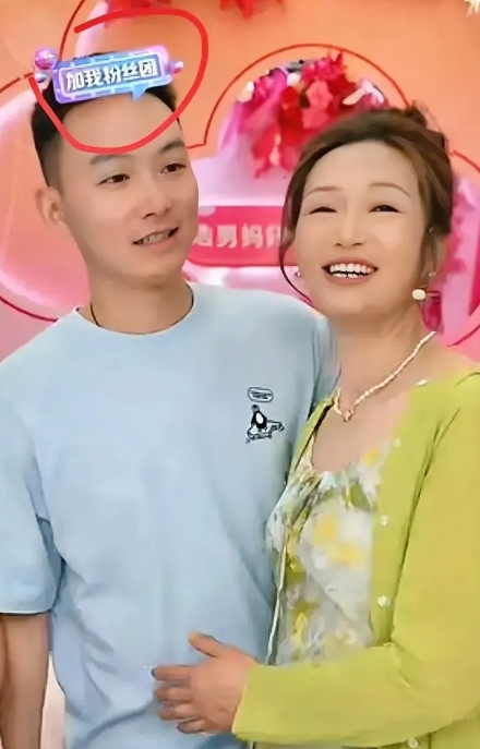 谢岳和大奔为了防范“家贼”，

没想到“家贼”竟然是快递把东西送到谢妈那里。
没