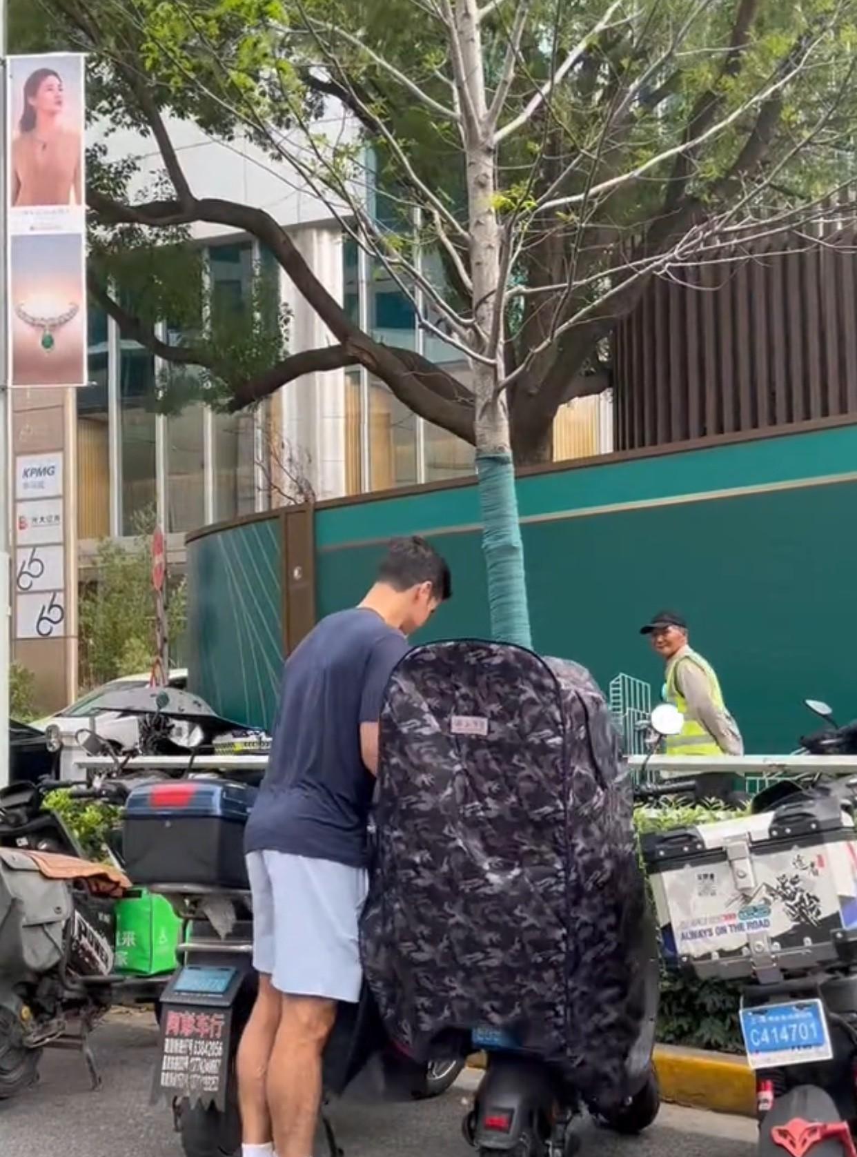 【特谢拉新买了电动车】
今天下午的上海街头，我们看到了申花外援特谢拉。当时，只见